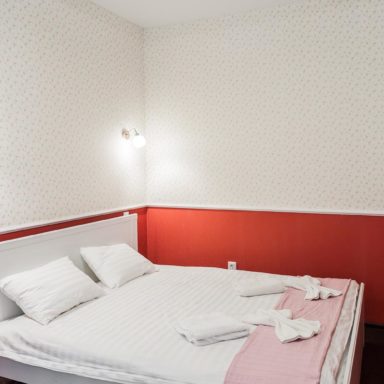Двуспальная кровать в номере Баден-Баден
