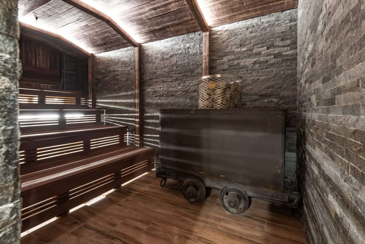 Баня Штольня с настоящей горной вагонеткой