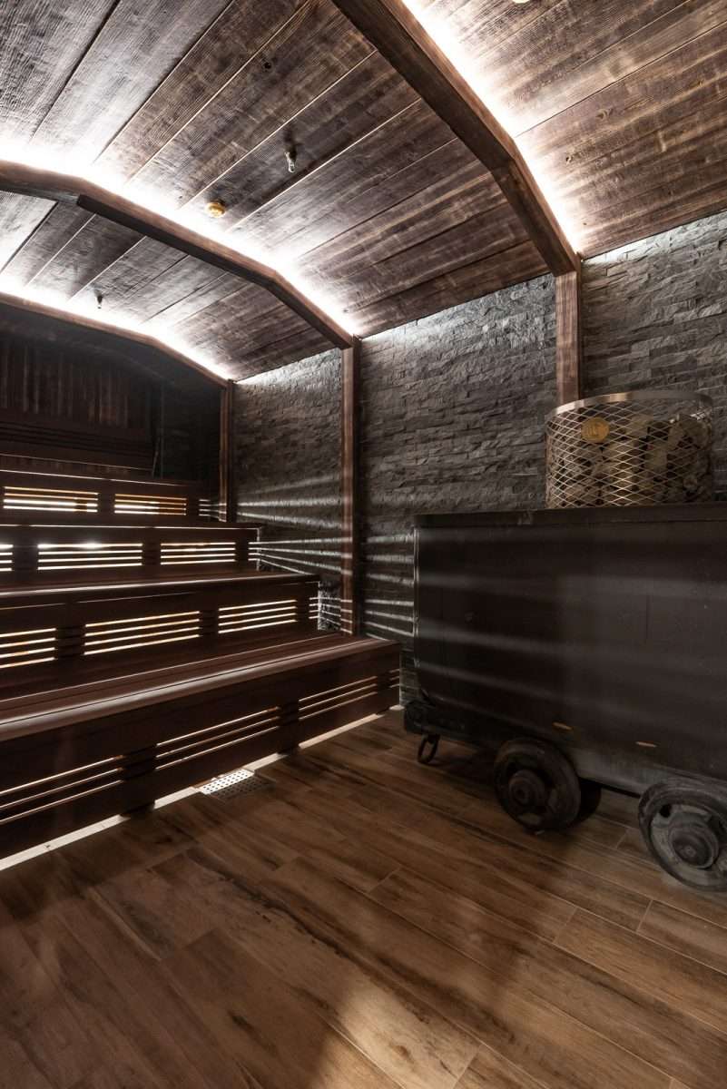 Баня Штольня с настоящей горной вагонеткой