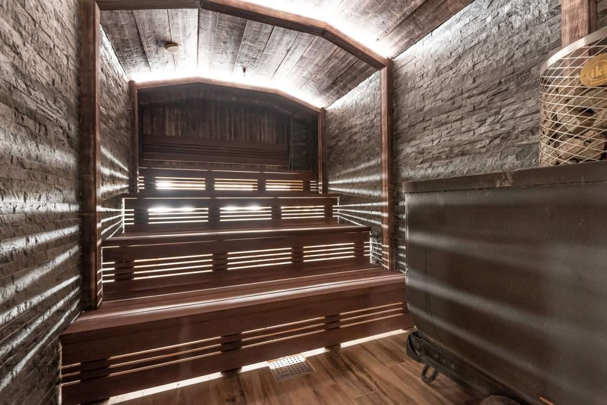 Баня Штольня с настоящей горной вагонеткой